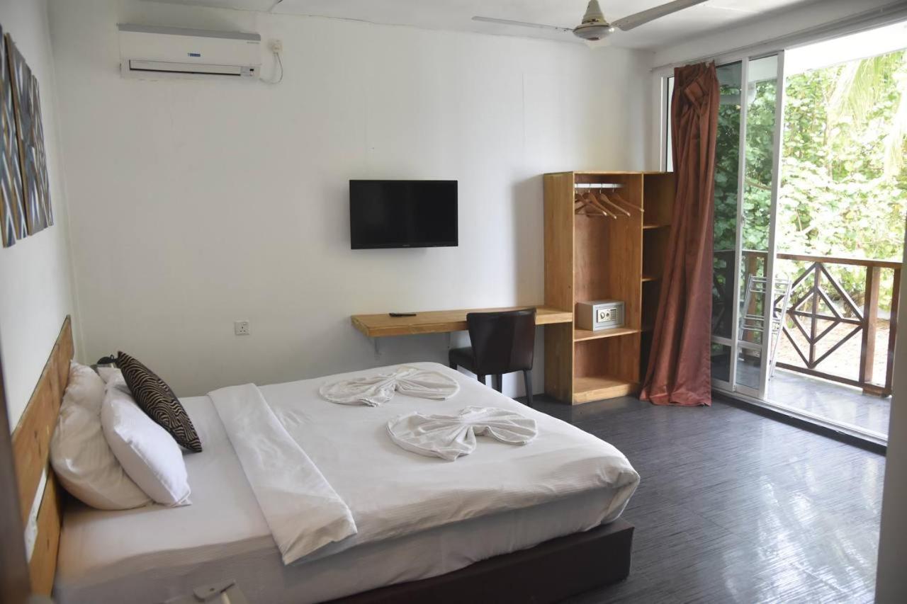 Hotel Seven Corals à Maafushi Extérieur photo